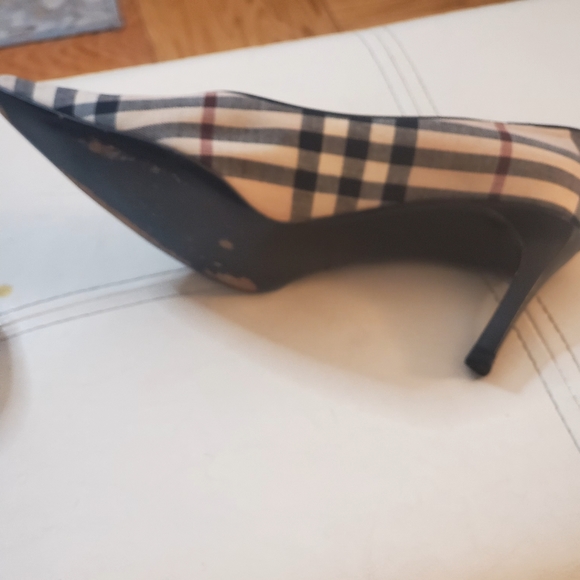 Burberry women's size 8.5 wore a few times. - Picture 3 of 8